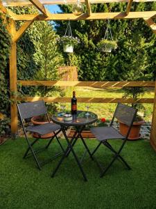 BnB37 Garden Apartment, Near Budapest, Free Gated CCTV Parking, self check-in, Terrace