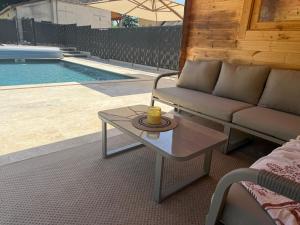 Chalet en bois indépendant, terrasse et accès piscine