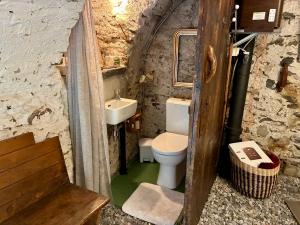 THE OLD CELLAR no shower!
