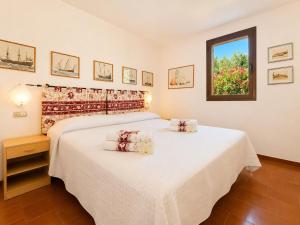 Sea View Two Bedroom CB and G with Pool 200m from the Beach