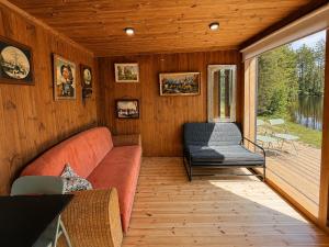 Glass Cabin by the Lake with Hot Tub near Alpaca and Deer Park