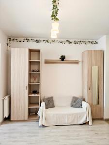 Quiet & Bright Studio - Available Monthly