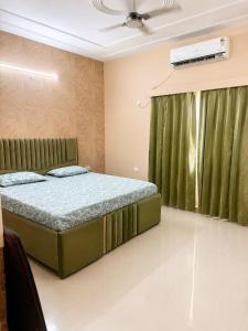 Radha Madhav Serenity Stay Near Prem Mandir
