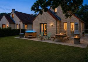 Lakestyle wellness met hottub en BBQ bij meer in Gelderland
