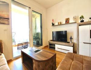 2bd Kalamper Vista Apt with Sea Views and Shared Pool