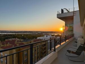 Prime located penthouse w seaview