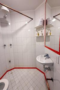 Kings Apartments 202