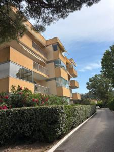 Studio piscine et parking proche Cannes