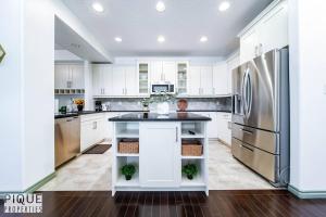 Bright Luxury Home-Hot Tub-Sunroom-King Bed-AC