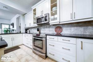 Bright Luxury Home-Hot Tub-Sunroom-King Bed-AC