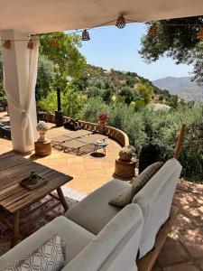 La Casita by Finca Maran met veranda, airco en gedeeld zwembad op kleinschalige Olijf Finca Adults Only