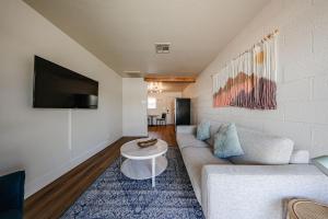 #5 Sunny Midtown Skyline Cool Comfy Affordable