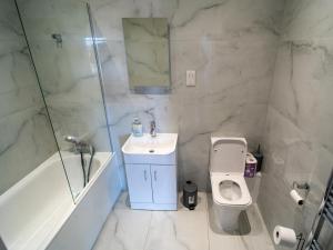 1 bed flat dartford with balcony next to station