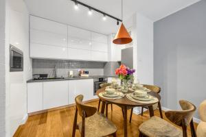 Warsaw Prestige Apt- 76m2, Parking & Balconies