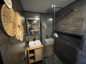 Cozy studio with pool & parking