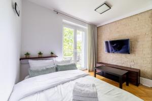 Łozowa Homely Apartment by BookingHost