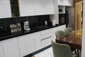 Charming 2-Bedroom Apartment in Central Tunis with Garden View