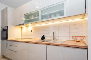Airy 2-BR Apt w Open Layout & Modern Design