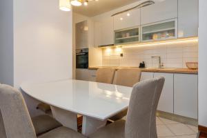 Airy 2-BR Apt w Open Layout & Modern Design