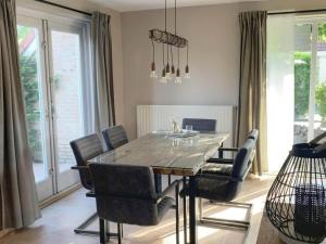 Spacious Stay Near the Sea