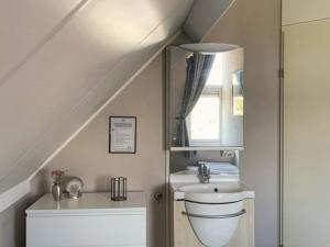 Spacious Stay Near the Sea
