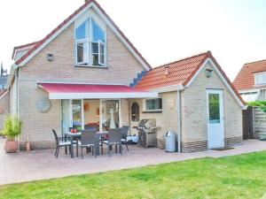 Spacious Stay Near the Sea