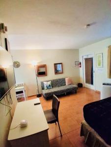 Charming 1BR Hollywood Studio with Garden and BBQ