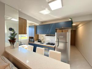 Apartamento novo com garagem coberta e internet