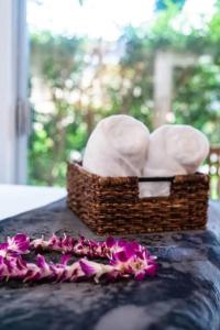 Steps to Beach Chic 2BR at Maui Banyan Resort