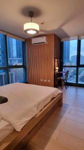Elegant Modern 2-BR Central BGC near Malls & Cafes