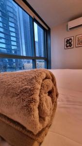 Elegant Modern 2-BR Central BGC near Malls & Cafes