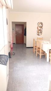 Spacious downtown apartment meters from the beach
