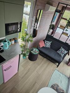 Vaitų Riešutynė - Small shipping container house