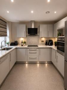 Luxury Waterfront 3BR Retreat, Free Parking