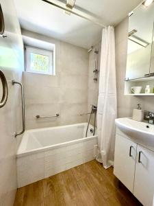 Quiet apartment with King Size bed in Viimsi