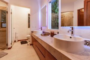 Moderna Casa de Lujo con Alberca Climatizada