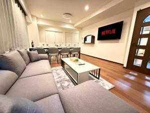 Spacious Family Apartment in Tokyo Up to 12 Guests Elevator