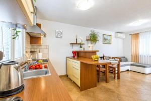 House In The Vineyards Ankaran - Happy Rentals