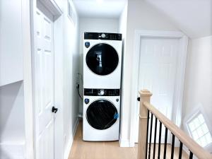 Charming 2BR Toronto Home Walk to Subway