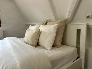Stylish 2BR &1LR Apt, Prime Belgian Location