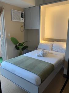 Sunset View in Venice Grand Canal Mall Suite, Pet Friendly, Walking distance to Venice Mall, 5 mins away to BGC