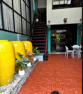 Stunning artists triplex in the heart of Neiman & Maya