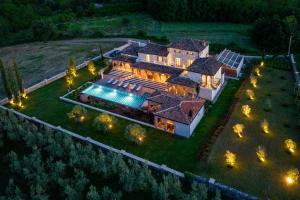 Luxuriöse Villa Don Giordano im toskanischen Stil mit Pool, Weinbergblick und Olivenhainen in Istrien