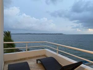 1 bedroom private jacuzzi and direct beach access