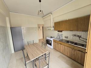 GRI LAMBR - Room 2 - SHARED APARTMENT - Beautiful Views in The Center Of Piraeus