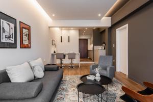 Au Piree by Calon