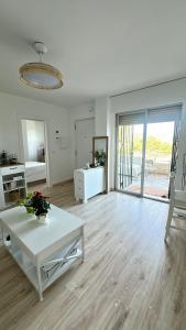 Luminoso apartamento con vistas al mar y piscina
