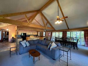 Charming Modern Cabin with Fireplace, Large Porches, WiFi, and Cozy Living Spaces in Zwolle, Louisiana