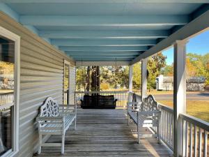 Charming Modern Cabin with Fireplace, Large Porches, WiFi, and Cozy Living Spaces in Zwolle, Louisiana