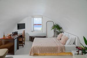 Sophia Oia Suites